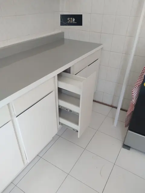 Cocina blanca en L con cubierta gris — foto 4
