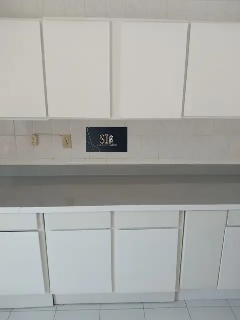 Cocina blanca en L con cubierta gris — foto 5