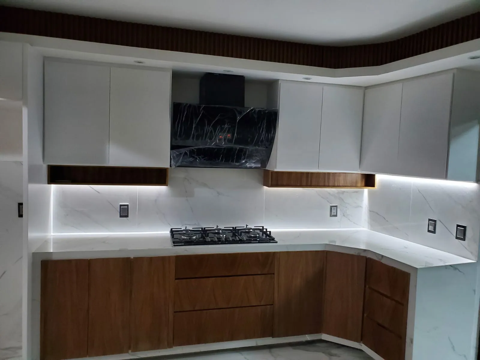 Cocina blanca con parota y plafón LED