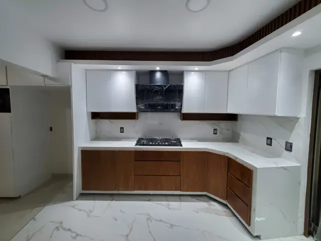 Cocina blanca con parota y plafón LED — foto 2