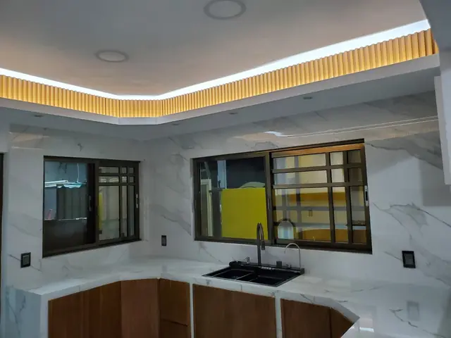 Cocina blanca con parota y plafón LED — foto 4