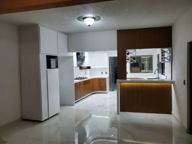 Cocina blanca con parota y plafón LED — foto 5