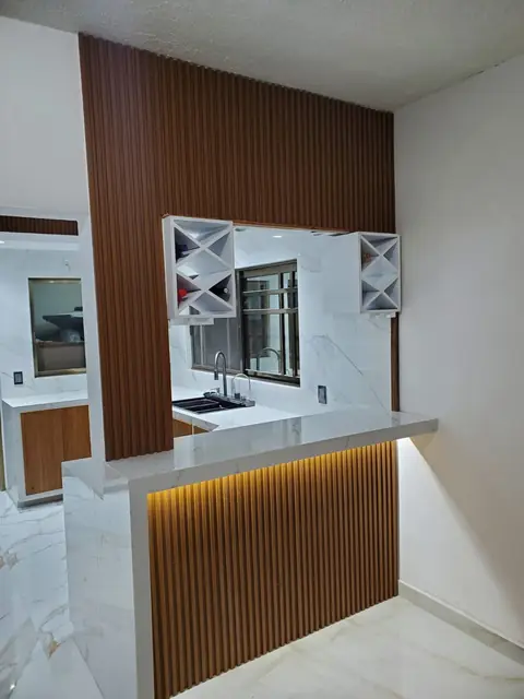Cocina blanca con parota y plafón LED — foto 8