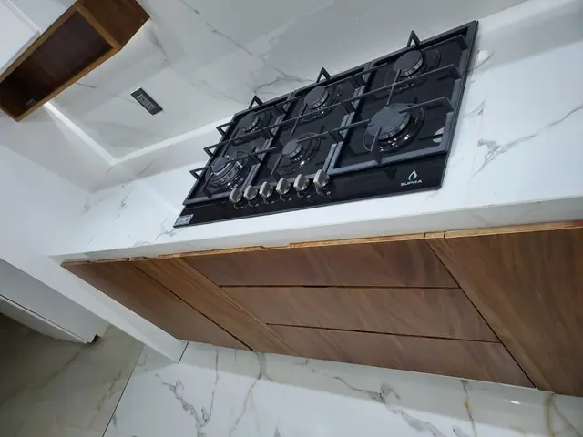 Cocina blanca con parota y plafón LED — foto 10