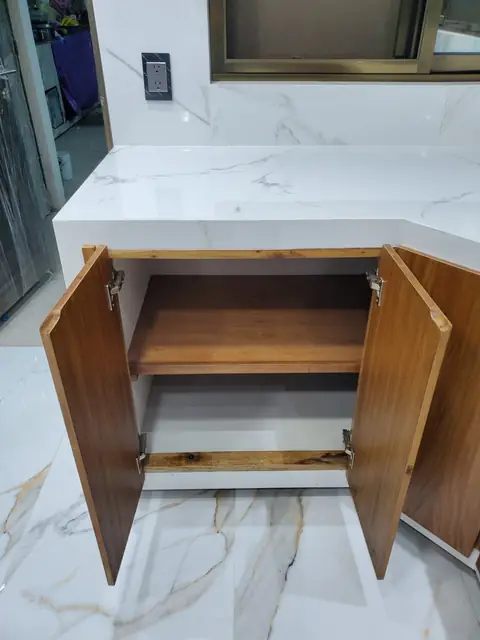 Cocina blanca con parota y plafón LED — foto 12