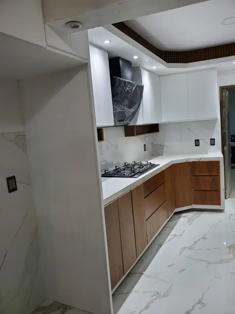 Cocina blanca con parota y plafón LED — foto 15