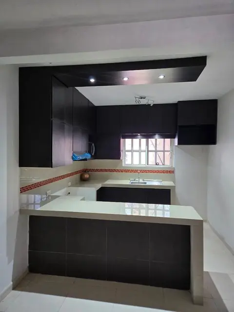 Cocina chocolate sin jaladeras, con barra — foto 3