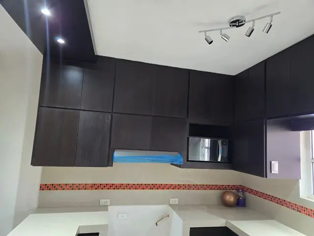 Cocina chocolate sin jaladeras, con barra — foto 5