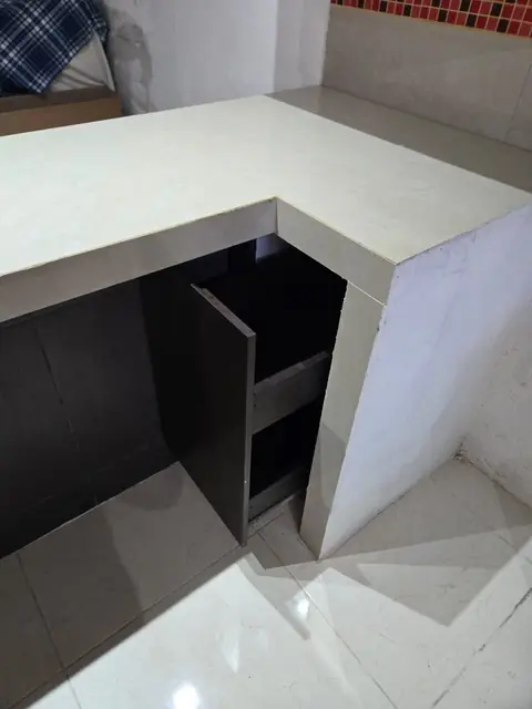 Cocina chocolate sin jaladeras, con barra — foto 8
