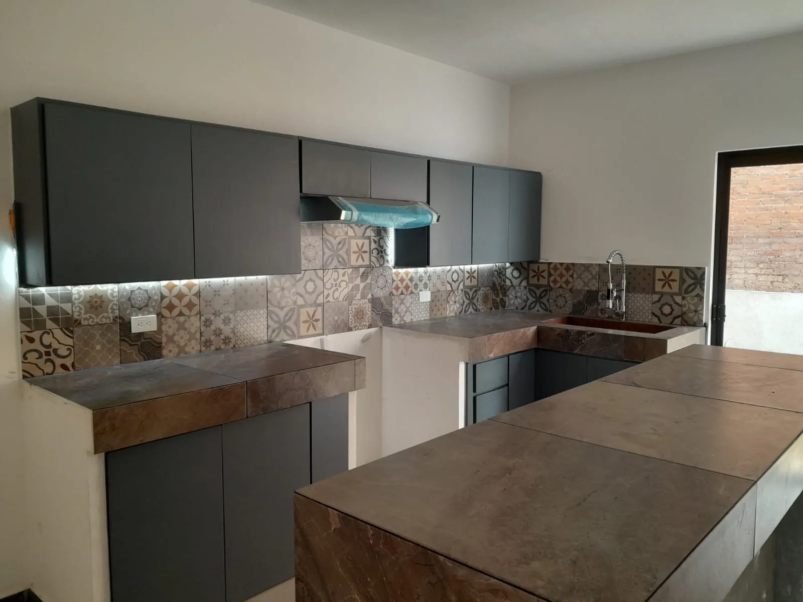 Cocina gris grafito con isla