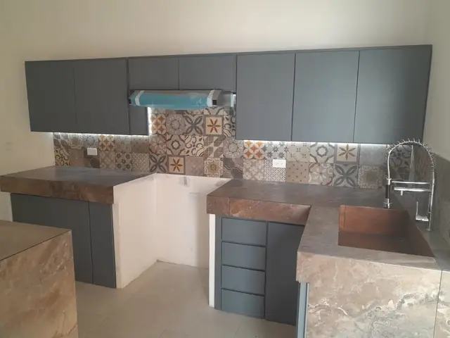 Cocina gris grafito con isla — foto 2