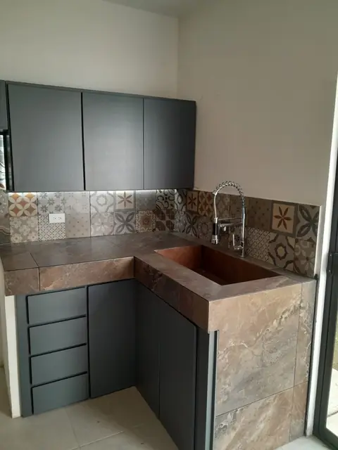 Cocina gris grafito con isla — foto 4