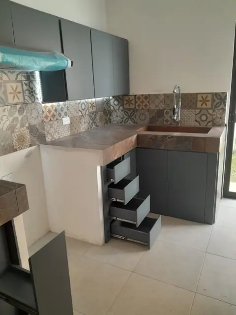 Cocina gris grafito con isla — foto 10