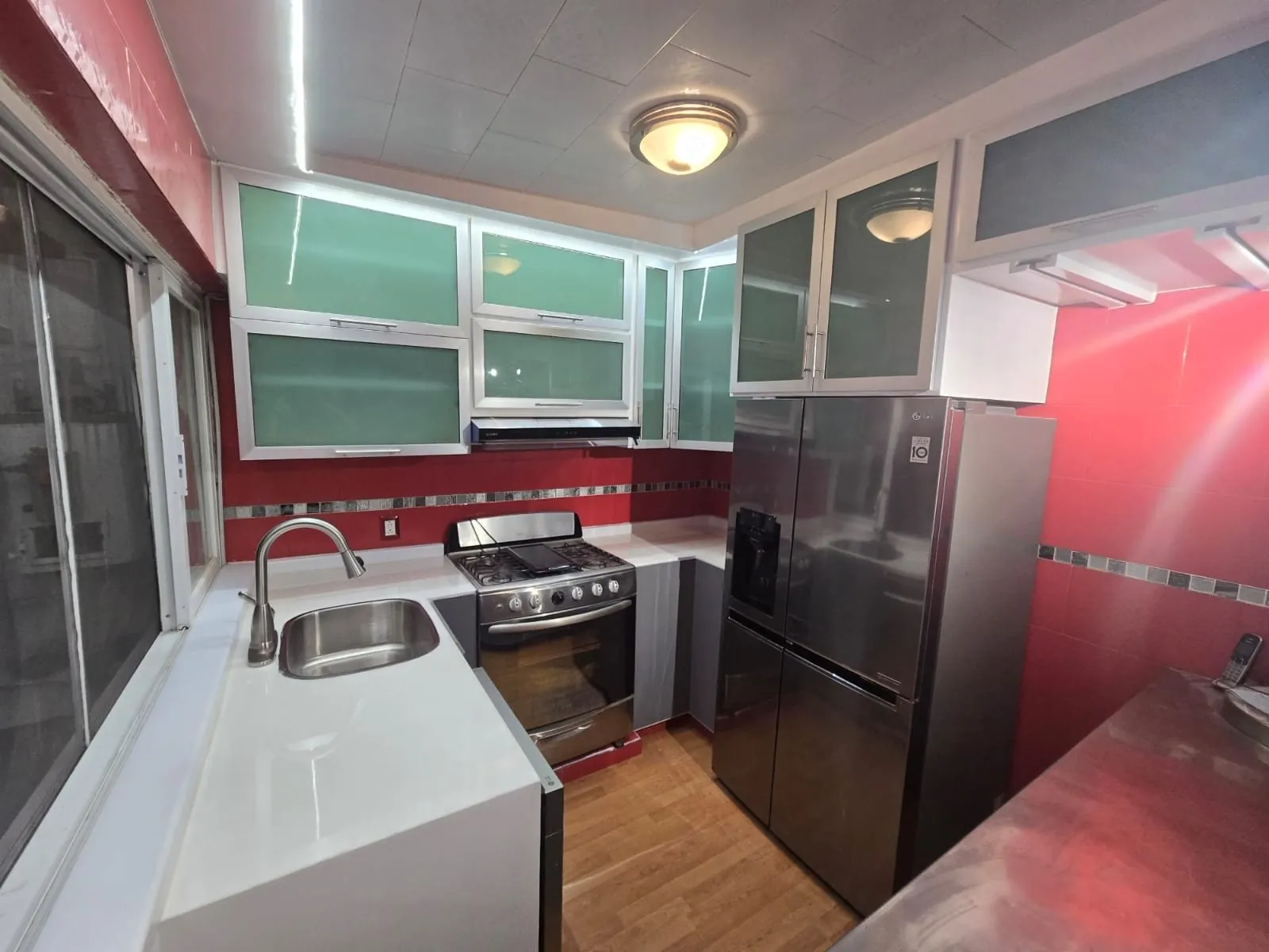 Cocina gris con alacenas de vidrio