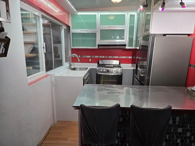 Cocina gris con alacenas de vidrio — foto 2