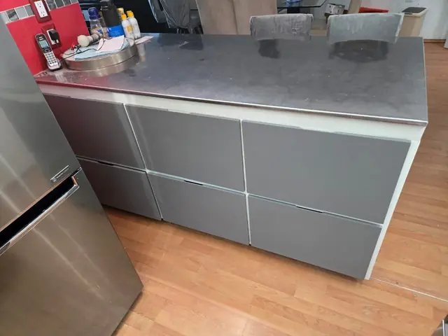 Cocina gris con alacenas de vidrio — foto 5