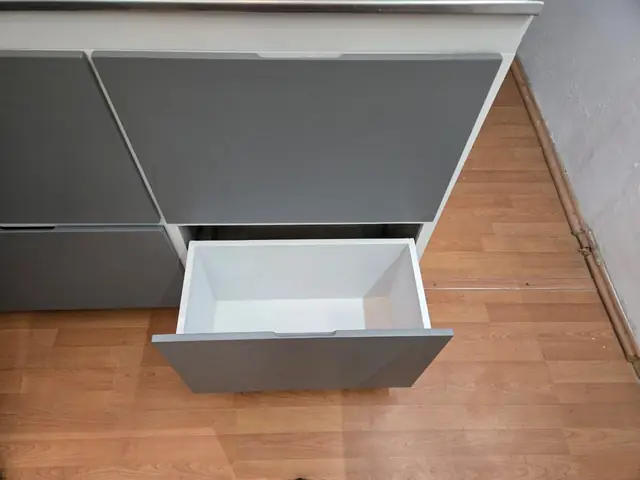 Cocina gris con alacenas de vidrio — foto 6