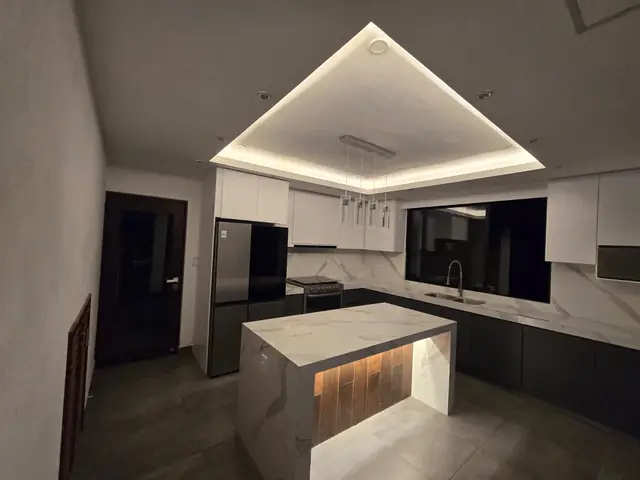 Cocina con isla tipo mármol y luz LED — foto 3