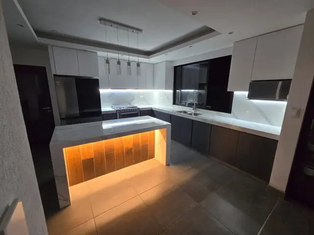 Cocina con isla tipo mármol y luz LED — foto 4