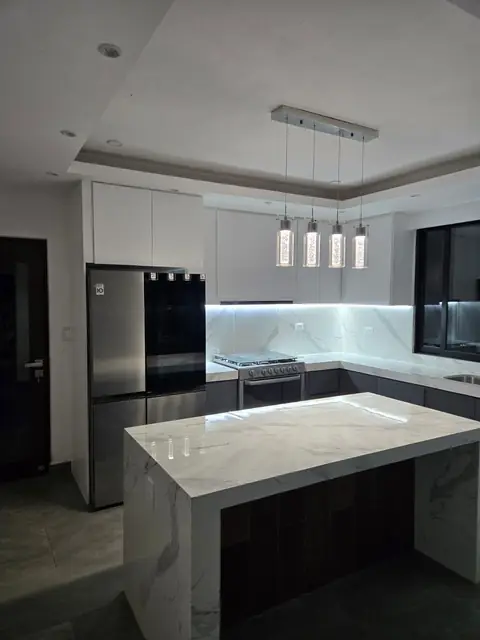 Cocina con isla tipo mármol y luz LED — foto 7