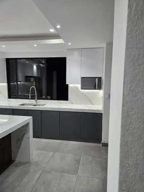 Cocina con isla tipo mármol y luz LED — foto 8