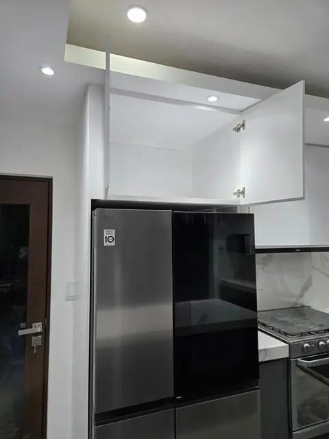 Cocina con isla tipo mármol y luz LED — foto 9