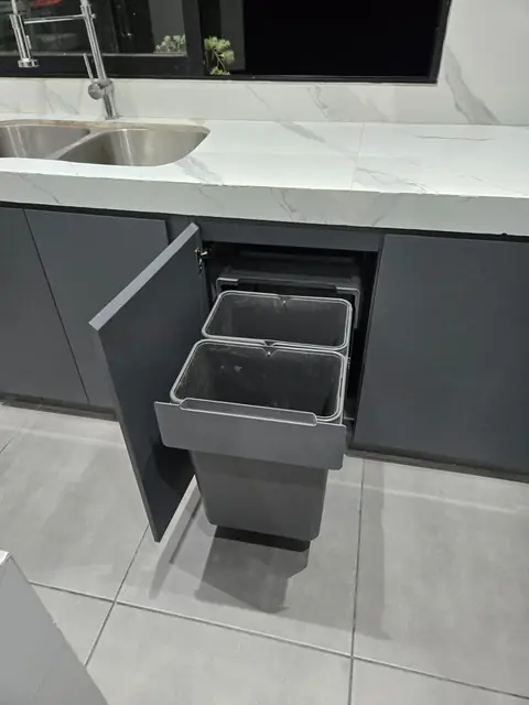 Cocina con isla tipo mármol y luz LED — foto 10