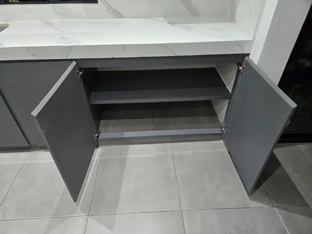 Cocina con isla tipo mármol y luz LED — foto 11