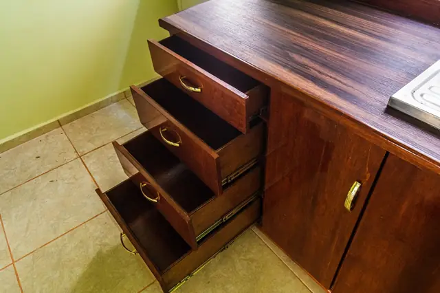 Cocina lineal en madera barnizada — foto 3