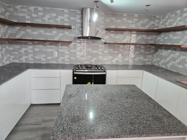 Cocina blanca con isla y repisas flotantes — foto 3