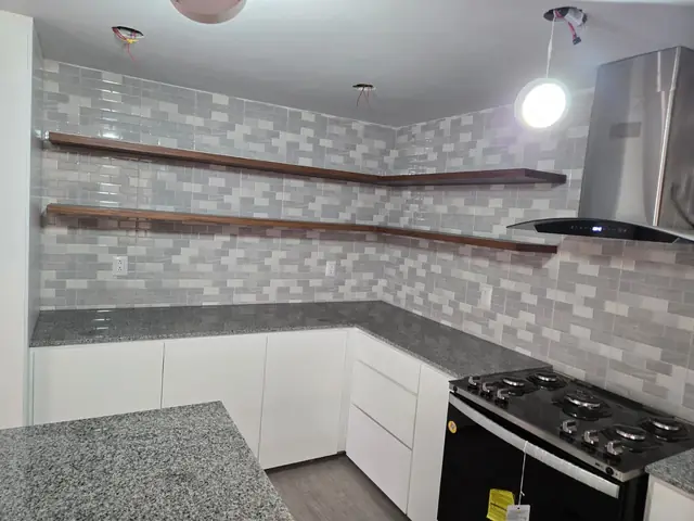 Cocina blanca con isla y repisas flotantes — foto 4