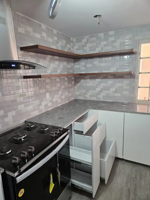 Cocina blanca con isla y repisas flotantes — foto 5
