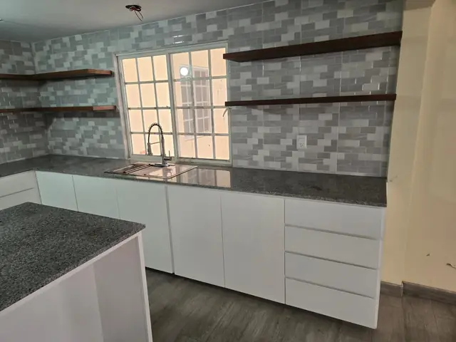 Cocina blanca con isla y repisas flotantes — foto 10