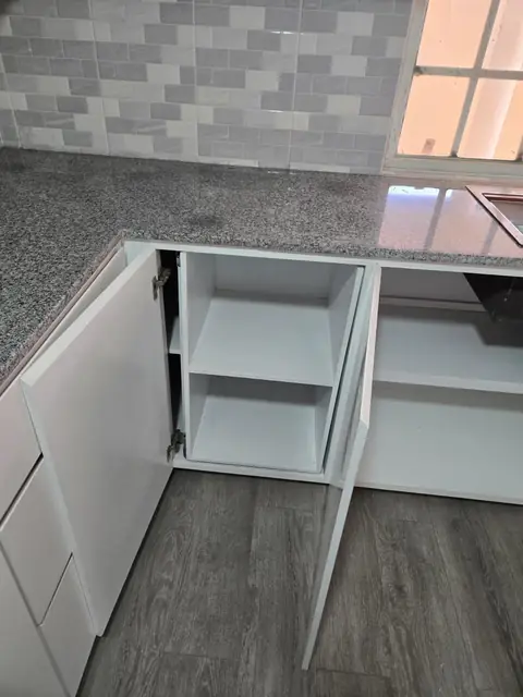 Cocina blanca con isla y repisas flotantes — foto 12