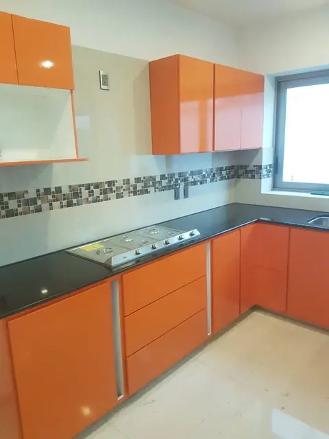 Cocina en U naranja con granito negro — foto 2
