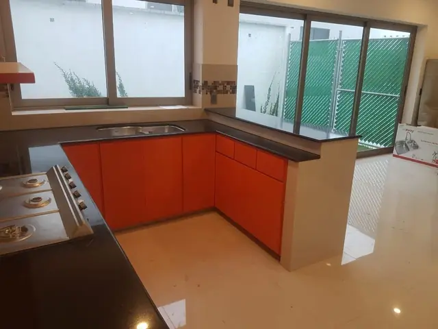 Cocina en U naranja con granito negro — foto 3