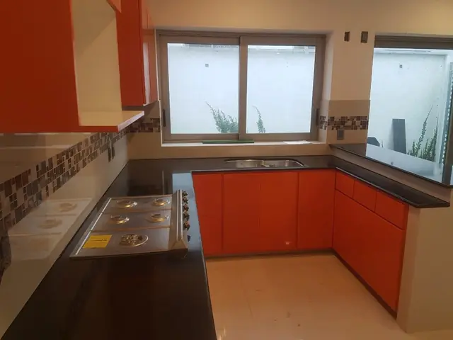 Cocina en U naranja con granito negro — foto 4