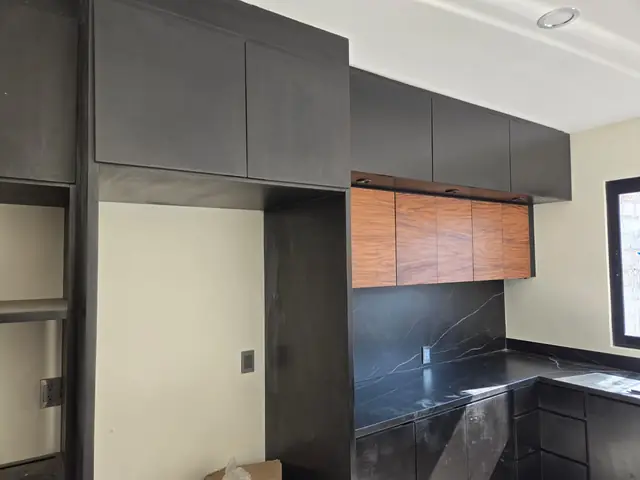 Cocina negra con parota y cubierta tipo mármol — foto 4