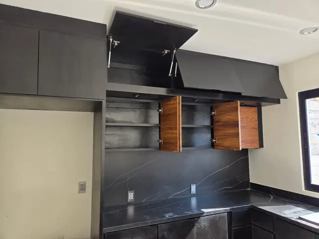 Cocina negra con parota y cubierta tipo mármol — foto 5