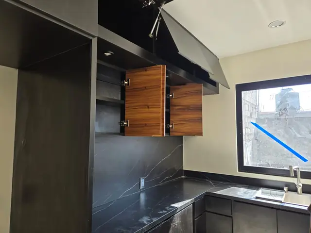 Cocina negra con parota y cubierta tipo mármol — foto 6