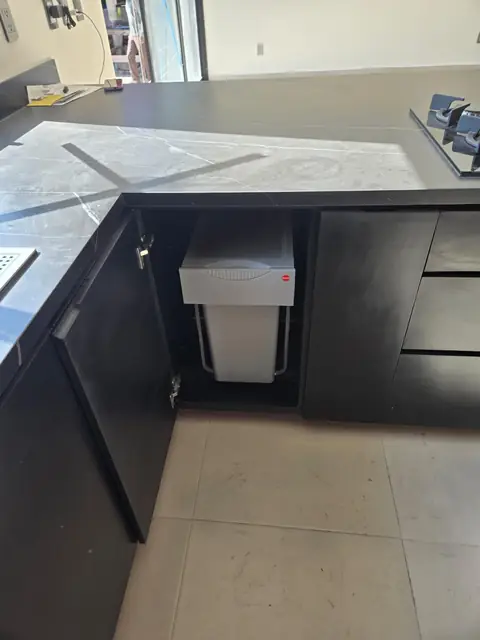 Cocina negra con parota y cubierta tipo mármol — foto 11