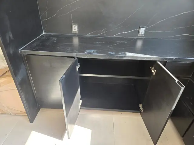 Cocina negra con parota y cubierta tipo mármol — foto 12