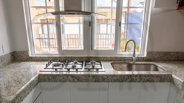 Cocina blanca con granito y madera — foto 3