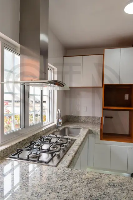 Cocina blanca con granito y madera — foto 4