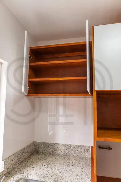 Cocina blanca con granito y madera — foto 9