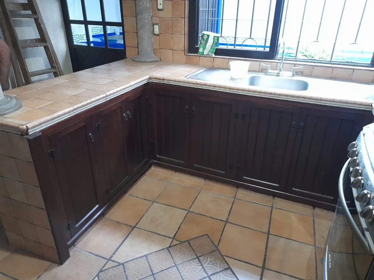 Cocina rústica en madera oscura