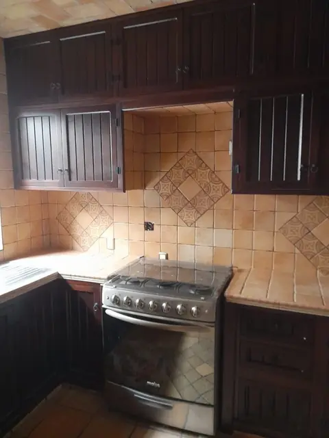 Cocina rústica en madera oscura — foto 4