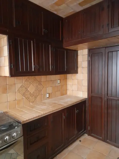Cocina rústica en madera oscura — foto 5