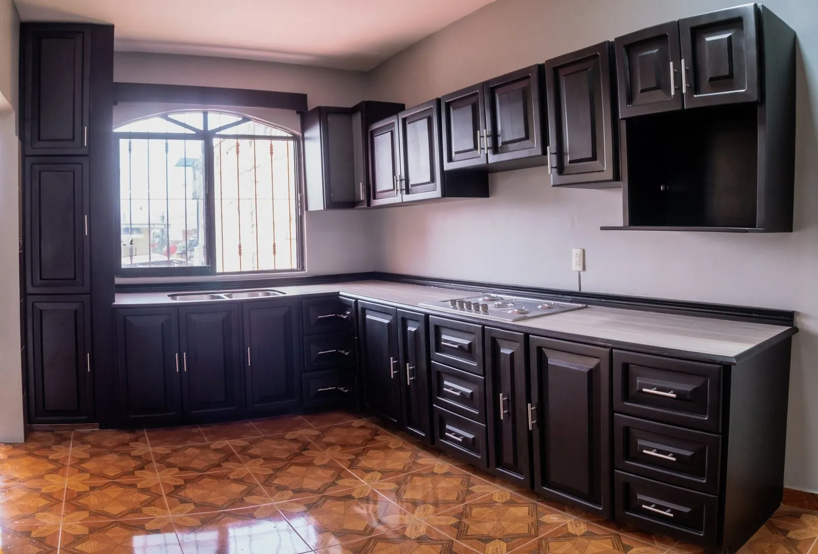 Cocina en L de tablero oscuro