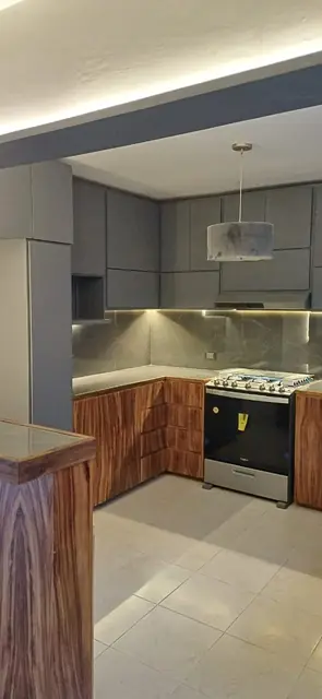 Cocina en U de madera veteada y gris — foto 2